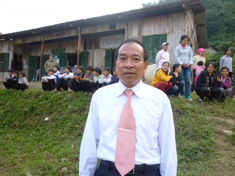 Thầy giáo Hồ Trọng Nghĩa – Hiệu trưởng Trường TH Kim Bon, Phù Yên, Sơn La
