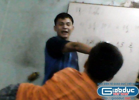 Phương pháp dạy học bằng "roi mây" của Trung tâm bồi dưỡng kiến thức cấp 2 của ông Phạm Minh Tuấn - TP Thái Nguyên tiếp tục khiến dư luận bức xúc và phẫn nộ (Ảnh cắt từ clip)