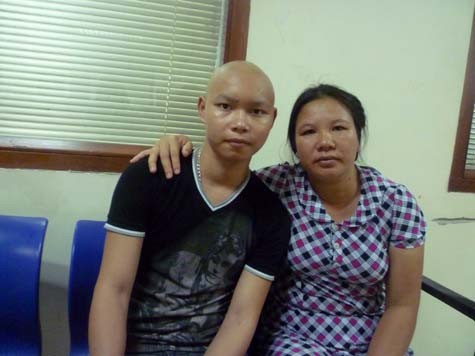 Hai mẹ con Trần Đăng Dương tại Viện Huyết học - Truyền máu Trung ương