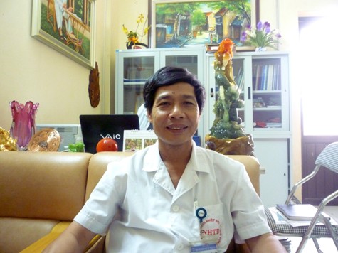 Thạc sỹ, bác sỹ Nguyễn Tiến Lâm - Trưởng khoa Virus - Ký sinh trùng, Bệnh viện Bệnh nhiệt đới Trung ương (Ảnh Thu Hòe)