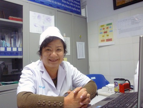 Bác sỹ Lê Kim Dung, Trung tâm Y tế lao động Thái Hà, Hà Nội (Ảnh Thu Hòe)