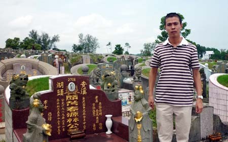 Ông Trần Tuấn Anh trong một lần khảo sát nghĩa trang ở Singapore.