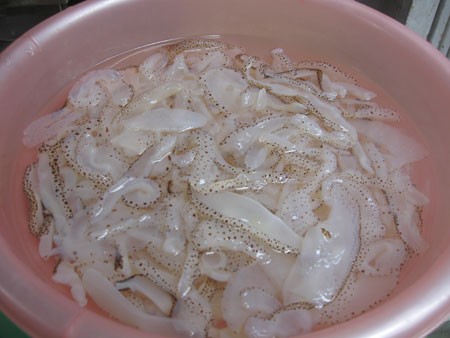 Nộm sứa ăn kèm với bún đậu mắm tôm
