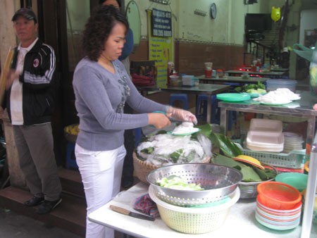 Chị Hương chuẩn bị khẩu phần bún cho khách