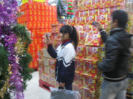 Thay vì đi siêu thị để mua sắm, giới trẻ thích đi siêu thị để tạo dáng, chụp ảnh bên cây thông Noel đã được trang trí lộng lẫy.