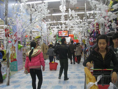 Được đầu tư trang hoàng lộng lẫy, nhiều siêu thị năm nay được đánh giá là những địa điểm rộn ràng không khí Giáng sinh nhất.