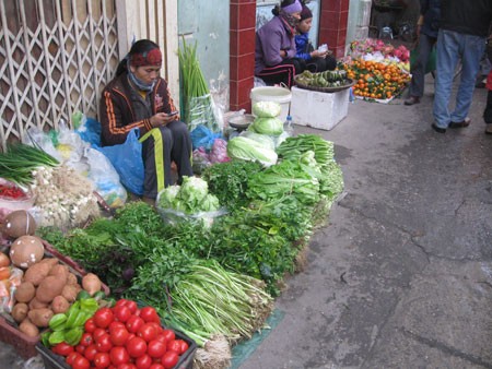 Không lường trước được sức mua, nhiều tiểu thương bán rau ở chợ vẫn lấy nhiều hàng.