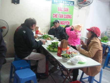 Khách từ khắp nơi tìm đến quán thưởng thức món bún chả số một tại Hà Nội.