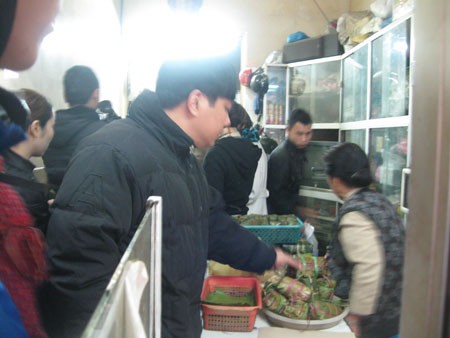 Chưa Tết, khách đã nườm nượp mua giò chả tại hàng Quốc Hương.