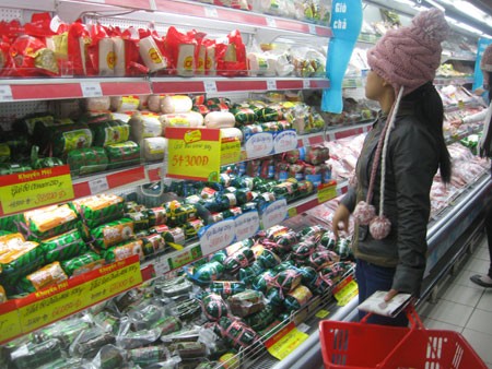 Khách băn khoăn chọn mua giò chả tại siêu thị BigC Thăng Long