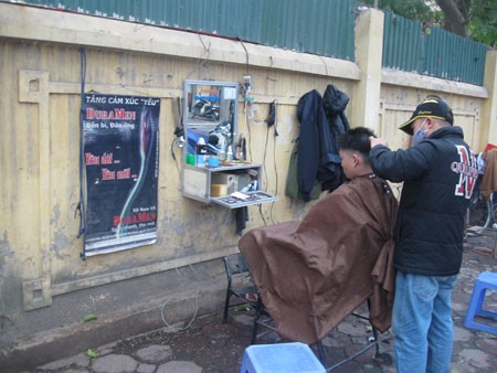 Khách hàng cắt tóc thường là khách quen của mỗi thợ. Vừa cắt, những người thợ vừa tư vấn tạo những kiểu tóc phù hợp cho khách