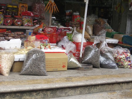Những hàng quán bánh kẹo, đồ mứt ở Hà Nội không còn bóng dáng của hạt dưa đỏ