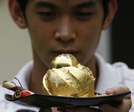 Món bánh socola được đính 15 viên kim cương châu Phi trên đỉnh và phủ 24 carat vàng, món bánh này được trưng bày tại nhà anh ở Manila. Chiếc bánh có trị giá 2.558 USD (tương đương 48 triệu đồng)
