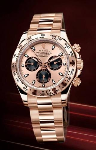 Đây là chiếc đồng hồ nằm trong dòng Rolex Cosmograph Daytona, ra đời vào những năm 80 của thế kỷ trước. Chiếc đồng hồ này có thể tự động chạy, ghi thời gian. Nó được làm từ những chất liệu cao cấp như vàng, đá quý, kim cương, platinum…. Tùy vào chất liệu mà Rolex Cosmograph Daytona có giá từ 12.000 USD-50.000 USD (khoảng 240 triệu đồng - 1 tỷ đồng)