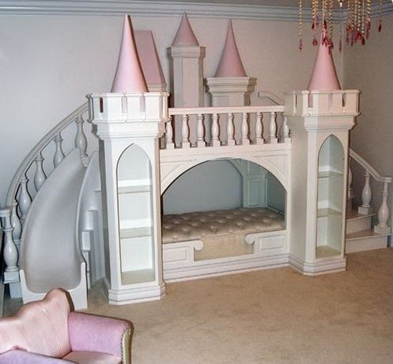 Chiếc giường trông rất hoàn hảo và chắc hẳn bất cứ bé gái nào cũng đều rất vui khi được sở hữu một chiếc giường tuyệt vời như thế.