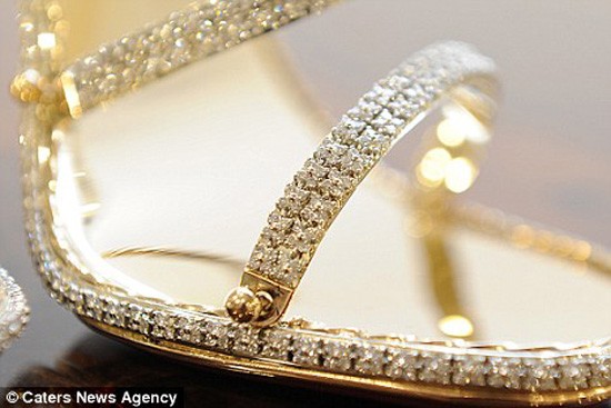 Đôi sandal này được làm từ vàng khối với 2.200 viên kim cương, tổng cộng 30 carat, được nhà thiết kế đồ trang sức người Anh Michael Christopher Shellis hoàn thành trong 3 năm