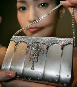 Chiếc ví được thiết kế tinh vi tại Nhật Bản với mức giá 1,63 triệu USD (tương đương 33,6 tỷ VNĐ), đây ắt hẳn không thể là một chiếc ví bình thường. Được gắn những 2182 viên kim cương (tổng trọng lượng 208 carat) và làm từ Platinum