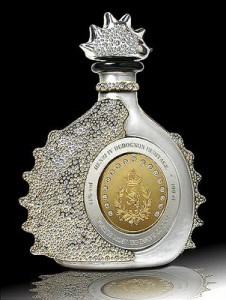 Chai rượu Tequila Ley .925, thay vì chất liệu pha lê, lại được sinh ra với lớp áo Platinum và vàng trắng, nâng giá trị của nó lên khoảng 225.000 USD (4,6 tỷ VNĐ). Bên trong chứa đầy loại rượu Agave 6 năm tuổi hảo hạng