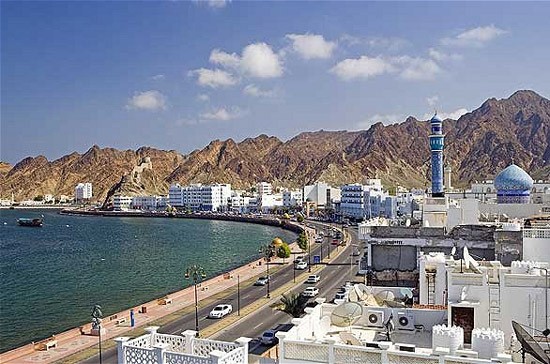 2. Oman: là nước có trữ lượng dầu lớn nhất trong số các quốc gia không thuộc OPEC ở khu vực Trung Đông và giá bán lẻ xăng dầu là 6.675 đồng/lít. Oman là nước có trữ lượng dầu lớn nhất trong số các quốc gia không thuộc OPEC ở khu vực Trung Đông, với 5,5 tỷ thùng. Từ năm 2007, sản lượng dầu thô khai thác của Oman đã tăng 20%, và đạt mức 860.000 thùng mỗi ngày vào năm 2010. Cũng trong năm này, xuất khẩu dầu khí đã chiếm tới 47% GDP của quốc gia này. Oman đang cố gắng đa dạng hóa nền kinh tế. Chính phủ nước này đã đầu tư mạnh vào lĩnh vực nông nghiệp và dịch vụ y tế. Quốc gia này hiện coi giáo dục là ưu tiên hàng đầu và đang đầu tư tích cực vào giáo dục cơ bản.