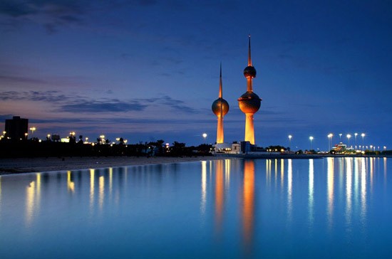 5. Kuwait: Giá xăng: 0,84 USD/gallon (0,22 USD/lít) Tương đương: 4.589 đồng/lít. Kuwait là nước có trữ lượng dầu lớn thứ 6 thế giới và là quốc gia sản xuất, xuất khẩu dầu hàng đầu trong tổ chức OPEC. Thu nhập từ xuất khẩu dầu thô hiện chiếm phân nửa GDP của Kuwait. Tập đoàn Dầu khí Kuwait dự định nâng sản lượng dầu thô lên 4 triệu thùng mỗi ngày vào năm 2020.