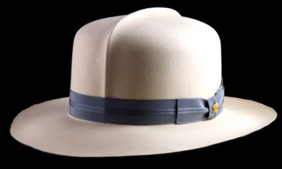 Chiếc mũ phớt đắt nhất thế giới mang tên Montecristi Panama, lấy kiểu dáng truyền thống của người Ecuador và cực kỳ mỏng nhẹ...