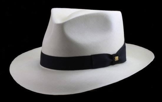 Chiếc mũ phớt đắt nhất thế giới mang tên Montecristi Panama, lấy kiểu dáng truyền thống của người Ecuador và cực kỳ mỏng nhẹ... Chiếc mũ được rao bán với giá xa xỉ khoảng 60.000 bảng Anh (tương đương khoảng 1,8 tỷ đồng).