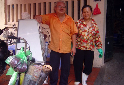 Mỗi ngày hai vợ chồng ông Lưu Văn Hào và bà Đặng Thị Dung ở số 2 phố Vũ Hữu Lợi phường Nguyễn Du (quận Hai Bà Trưng, Hà Nội) thường dậy lúc 4 giờ sáng, đi mua nguyên liệu để chế biến món nộm bò khô. 17h ông bà bắt đầu mang nộm lên các con phố cổ của Thủ đô bán.