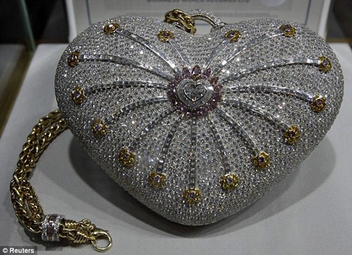 Đó là chiếc túi xách, hình trái tím có tên Mouawad 1001 Nights Diamond của hãng thời trang Mouawad. Nó có trị giá 2.35 triệu bảng Anh ( khoảng 71 tỷ đồng) và đã được ghi vào kỷ lục Guinness thế giới là chiếc túi đắt nhất thế giới.