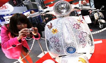 Kymco Mitch, tên chính thức của chiếc Scooter được hãng chế tạo đồ trang sức nổi tiếng xe ga Swarovski đính đủ 100.000 viên đá quý đắt tiền lên yếm, mặt trước, đuôi xe, đèn xe, nó được xếp vào hàng vô giá.