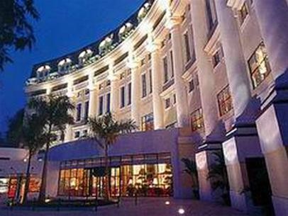 Nằm ở trung tâm của thành phố Hà Nội, khách sạn Hilton Hà Nội Opera nằm gần quận trung tâm thương mại, các bộ chính phủ, các cơ quan phi chính phủ và các điểm thăm quan nổi tiếng.