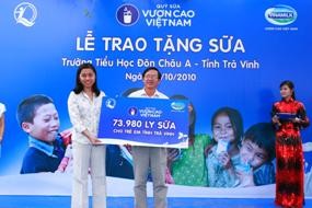 Vinamilk cũng kết hợp với Quỹ Bảo trợ trẻ em Việt Nam khởi xướng việc thành lập Quỹ sữa "Vươn cao Việt Nam". Đây là hoạt động xã hội mang ý nghĩa nhân văn, nhằm góp phần giảm tỷ lệ suy dinh dưỡng của trẻ em VN và mong muốn thay đổi một thế hệ người Việt mới. Hiện quỹ đã có 8 triệu ly sữa để cho các trẻ em nghèo được uống sữa mỗi ngày và cũng vì một thế hệ người Việt trong tương lai cao lớn hơn, thông minh hơn.