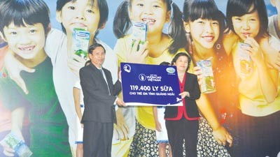 Bà Mai Kiều Liên - Chủ tịch HĐQT, kiêm Tổng Giám đốc Công ty CP Sữa Việt Nam trao tượng trưng 119.400 ly sữa cho ông Trần Ngọc Nguyên, Chủ tịch UBND huyện Lý Sơn