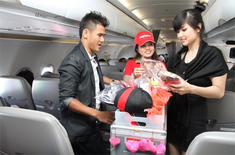 Hành khách thích thú chọn quà lưu niệm trên máy bay của VietJetAir nhân dịp ngày 8/3.