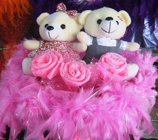 Thay vì tặng một chú gấu bông đơn thuần, bạn có thể gửi tặng bạn gái món quà “hoa gấu bông” đầy ấn tượng và sáng tạo.