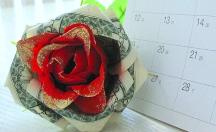 Kết hợp với hoa hồng vải có gắn nhũ trên cánh, phía bên ngoài sẽ được bao bọc bằng hai tờ đô la thật. Dịch vụ này đang phổ biến tại TPHCM. Giá mỗi hoa hồng “tiền” từ 70.000 - 80.000 đồng/bông.