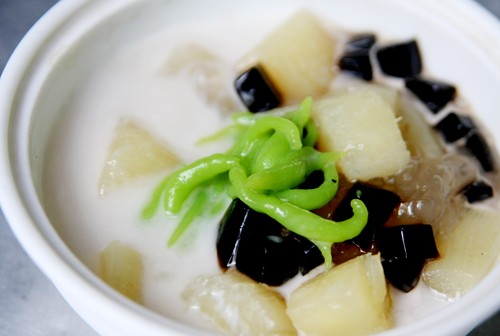 Chè Tự Nhiên - Quang Trung, những món chè ở đây chủ yếu là chè nóng, ăn hợp vào mùa thu đông. Ngon nhất tại quán là món chè sắn