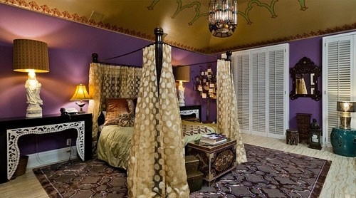 Phòng ngủ rộng và được trang trí theo phong cách hoàng gia