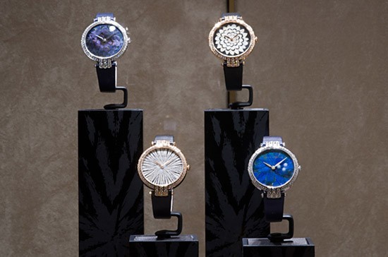 Giá khởi điểm là 70.610 USD, 4 chiếc đồng hồ nữ này là phiên bản đặc biệt của hãng kim cương Mỹ Harry Winston. Mặt của mỗi chiếc đồng hồ được thiết kế với kiểu cách khác nhau, nhưng đều cho thấy sự sang trọng và tinh tế, đúng như triết lý mà nhãn hiệu này luôn theo đuổi, đó là không có gì khác ngoài sự đặc biệt.