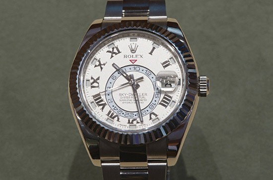 Chiếc đồng hồ này được mô tả là một trong những siêu phẩm lớn nhất trong năm 2012. Ngoài vòng chỉ giờ 12 tiếng thông thường như ở các sản phẩm đồng hồ khác, Rolex còn cầu kỳ thiết kế thêm một vòng chỉ giờ 24 tiếng . Mẫu đồng hồ này có giá lên tới 50.000 USD.