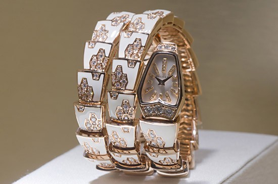 Số carat kim cương đính trên sản phẩm 24,2, giá 76.000 USD. Được mệnh danh là thứ mà nữ hoàng Ai Cập Cleopatra sẽ đeo trên tay, chiếc đồng hồ với thiết kế cầu kỳ này của Bvlgari trông giống như một con rắn quấn quanh cổ tay của người đeo. Nguyên liệu của chiếc đồng hồ này ngoài những thứ cần có, còn là kim cương, ngọc...