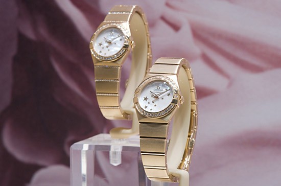 Số carat kim cương đính trên sản phẩm: 0,54 Đây là món đồ trang sức rẻ nhất trong bộ sưu tập này, giá 22.000 USD. Bao quanh mặt đồng hồ là 144 viên kim cương cỡ nhỏ.