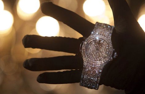 Giá trị của chiếc đồng hồ độc nhất vô nhị này đến từ hơn 1.200 viên kim cương nặng từ 3 carat mỗi viên trở lên gắn trên mặt đồng hồ. Dây đeo của chiếc đồng hồ này cũng làm từ vàng trắng và gắn rất nhiều kim cương.