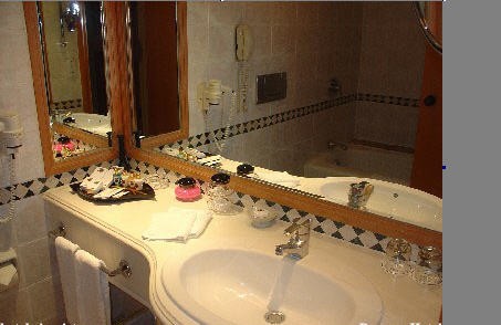 Phòng tắm của khách sạn