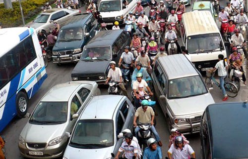 Ô tô ở Việt Nam hiện nay đang "cõng" quá nhiều loại thuế, phí
