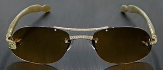 Cặp kính Style 23 có giá bán: 65.000 USD. Gọng kính làm từ ngà voi khảm vàng nguyên chất 18-karat và đính 132 viên kim cương tất cả nặng 3.45 carats.