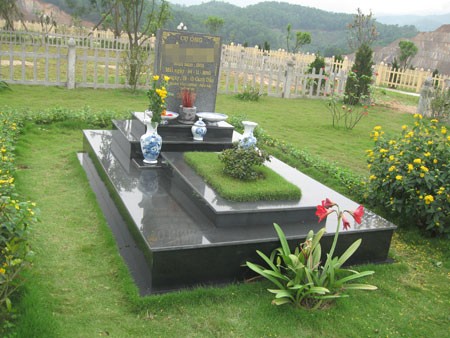 Những phần mộ này đều nằm trong khuôn viên có diện tích từ 100m2 trở lên và chỉ tính riêng tiền mua đất đã lên đến hàng tỷ đồng