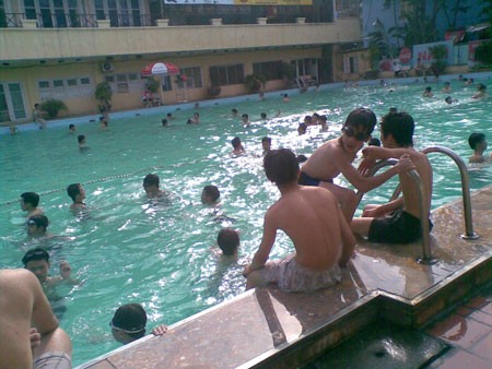 Mặc dù trời nắng gay gắt nhưng người Hà Nội vẫn ngâm mình trong bể bơi để trốn nóng