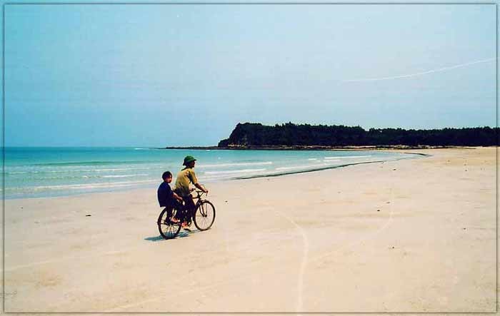 Quan Lạn (Quảng Ninh) là một hòn đảo được thiên nhiên phú cho cảnh quan thật thơ mộng và quyến rũ với nước biển trong xanh, bờ cát trắng mịn
