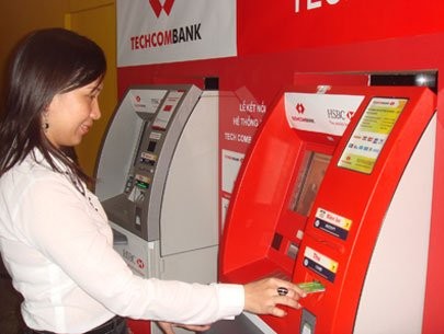 Việc thu phí giao dịch ATM đang khiến nhiều khách hàng tỏ ra búc xúc