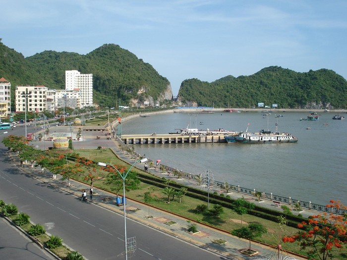 Về hành chính, Cát Bà là thị trấn huyện lỵ của Cát Hải, thành phố Hải Phòng).